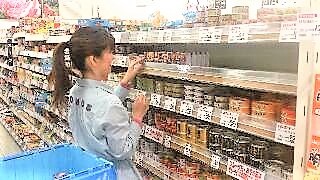 スーパーで什器陳列作業